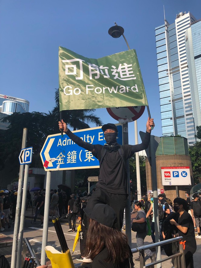 người biểu tình Hong Kong ném bom xăng cảnh sát chống bạo động bắn lựu đạn cay phun vòi rồng - ảnh 5