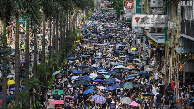 người biểu tình Hong Kong ném bom xăng cảnh sát chống bạo động bắn lựu đạn cay phun vòi rồng - ảnh 6