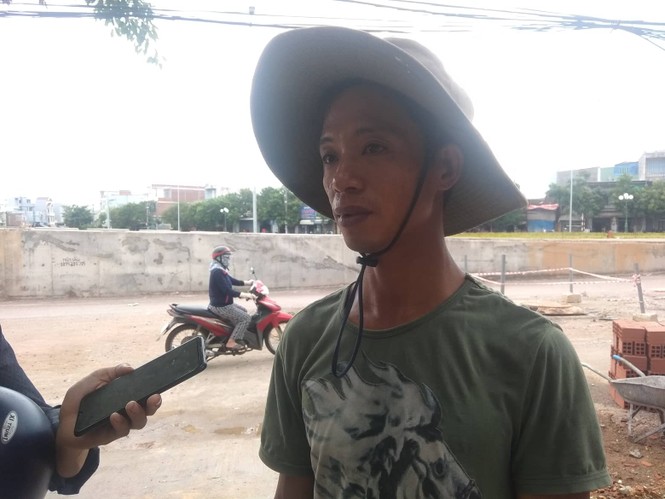 Cháu bé lọt xuống miệng cống trong lúc đi ăn sáng - ảnh 1