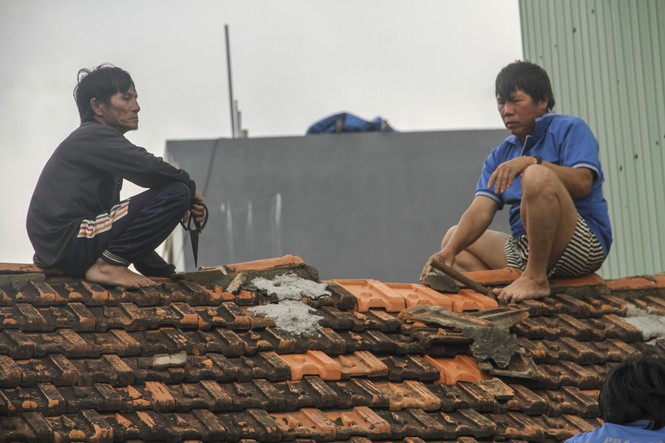 Người dân Quy Nhơn đổ xô xúc cát chèn chống nhà cửa - ảnh 7