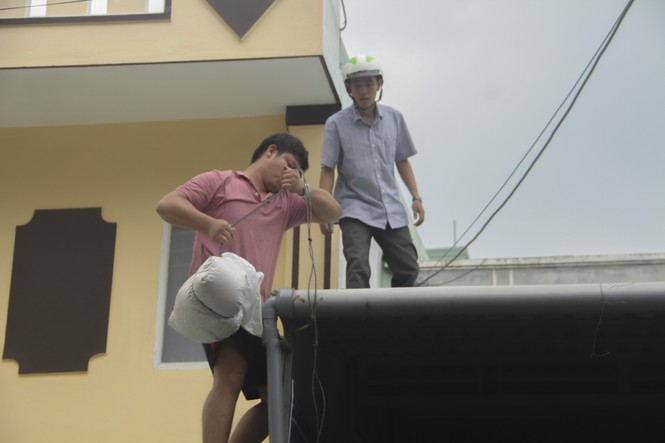 Người dân Quy Nhơn đổ xô xúc cát chèn chống nhà cửa - ảnh 6