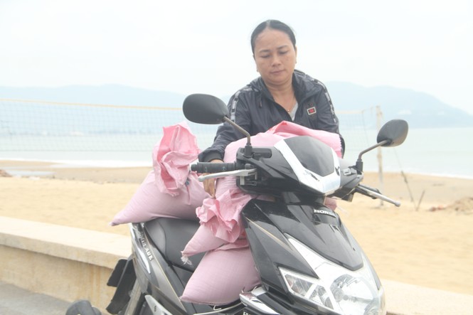 Người dân Quy Nhơn đổ xô xúc cát chèn chống nhà cửa - ảnh 4