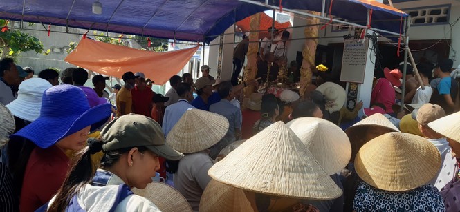 Phát hiện là cá Ông, người dân vội đưa từ sạp cá ở chợ về làng dựng rạp mai táng - ảnh 1