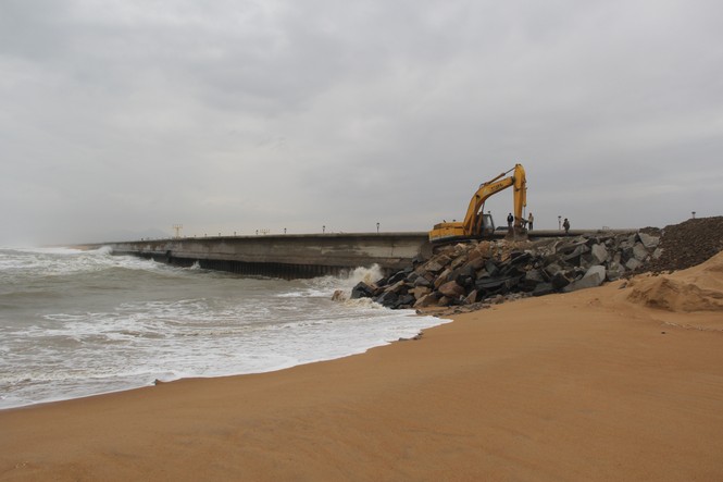 Kè biển bị sạt lở uy hiếp sân bay Tuy Hòa - ảnh 1