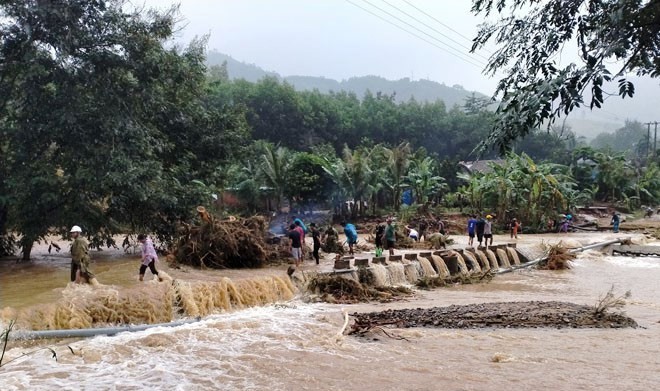 Bình Định: Hơn 1.000 ngôi nhà bị ngập, lũ quét gây sạt lở nhiều nơi - ảnh 3