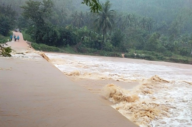 Bình Định: Hơn 1.000 ngôi nhà bị ngập, lũ quét gây sạt lở nhiều nơi - ảnh 2