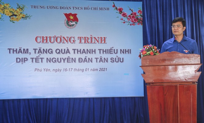 Bí thư Thường trực Trung ương Đoàn tặng quà Tết tại Phú Yên - ảnh 1