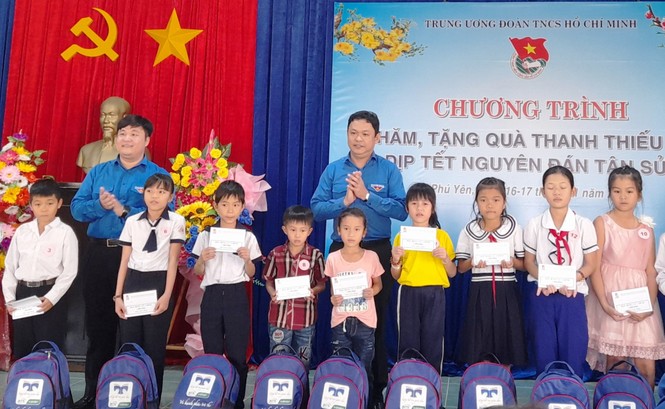 Bí thư Thường trực Trung ương Đoàn tặng quà Tết tại Phú Yên - ảnh 2