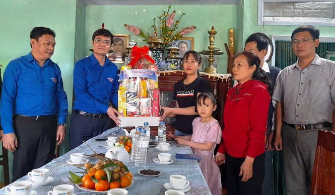 Bí thư Thường trực Trung ương Đoàn tặng quà Tết tại Phú Yên - ảnh 3