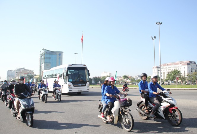 Hơn 1000 bạn trẻ diễn hành phòng chống HIV/AIDS - ảnh 1