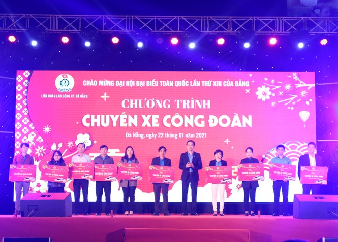 Trao hàng ngàn suất quà Tết cho người lao động khó khăn - ảnh 2