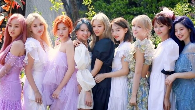 TWICE chính thức gia nhập chuỗi concert trực tuyến