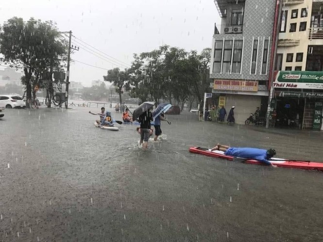 Đà Nẵng: Mưa như trút nước, đường phố thành sông, người dân vô tư bắt cá giữa đường - ảnh 4
