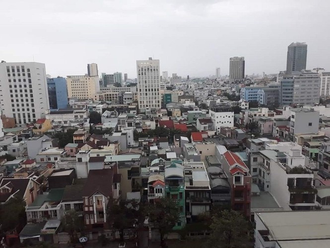 Dù khá ngổn ngang nhưng Đà Nẵng đã bình yên sau khi bão số 13 đi qua - ảnh 6