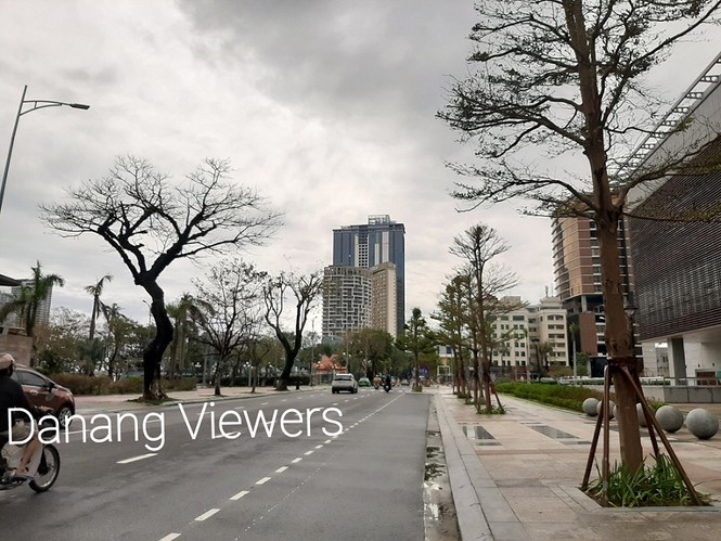 Dù khá ngổn ngang nhưng Đà Nẵng đã bình yên sau khi bão số 13 đi qua - ảnh 5