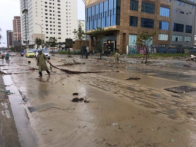 Dù khá ngổn ngang nhưng Đà Nẵng đã bình yên sau khi bão số 13 đi qua - ảnh 3