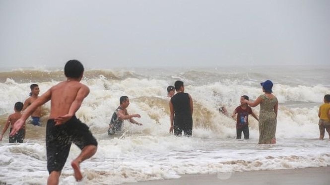 Dù khá ngổn ngang nhưng Đà Nẵng đã bình yên sau khi bão số 13 đi qua - ảnh 4