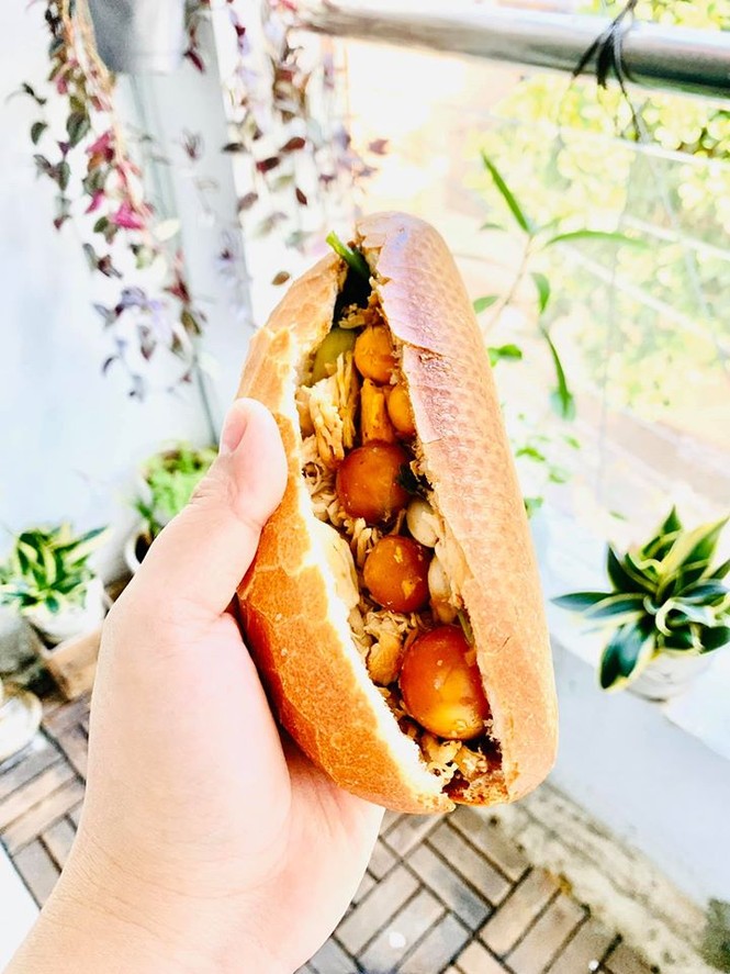 Ăn sáng cùng Sài Gòn: Liêu xiêu cùng món bánh mì gà xé trứng non lòng đào ngon dzách lầu - ảnh 1