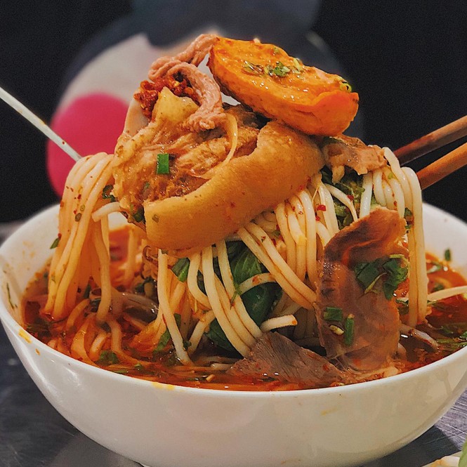 TP.HCM: Lẩu bò ấm bụng ngày mưa hay bún bò vị ngon trên từng cây số? - ảnh 5