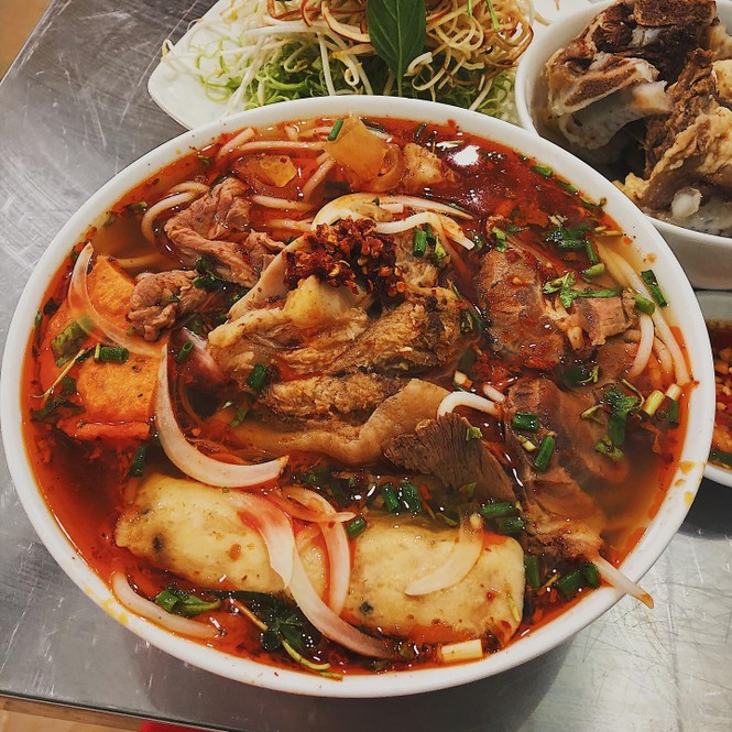 TP.HCM: Lẩu bò ấm bụng ngày mưa hay bún bò vị ngon trên từng cây số? - ảnh 6