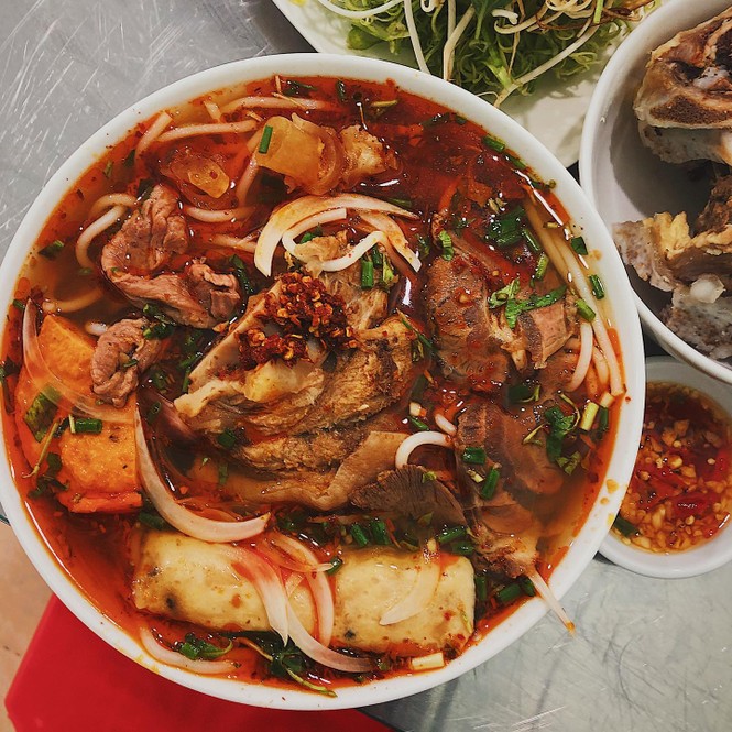 TP.HCM: Lẩu bò ấm bụng ngày mưa hay bún bò vị ngon trên từng cây số? - ảnh 7