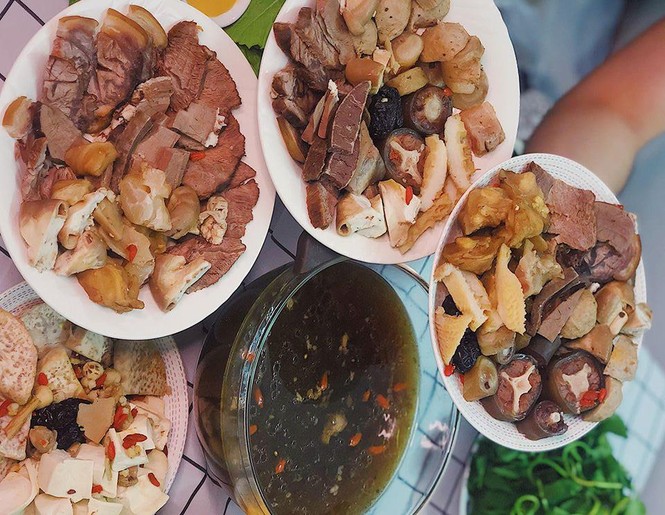 TP.HCM: Lẩu bò ấm bụng ngày mưa hay bún bò vị ngon trên từng cây số? - ảnh 1
