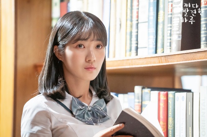 Phải vượt qua ngọn núi này, em mới thấy được thung lũng cỏ hoa rực rỡ ở phía bên kia - ảnh 1