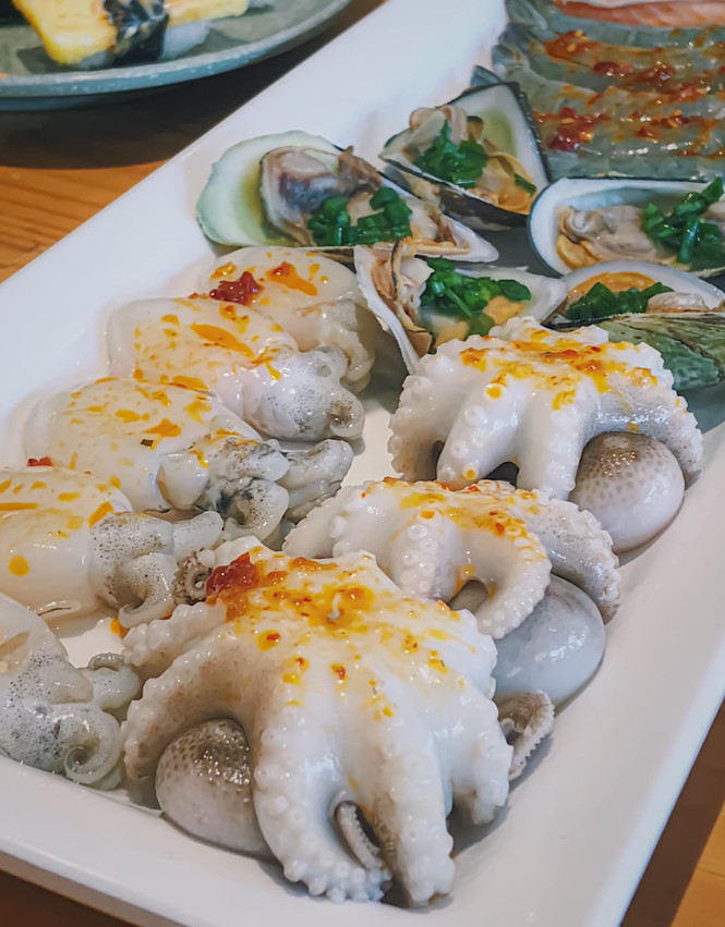 Bạn chọn ăn hải sản “hạt dẻ” vỉa hè hay hải sản kiểu buffet “chanh xả”? - ảnh 7