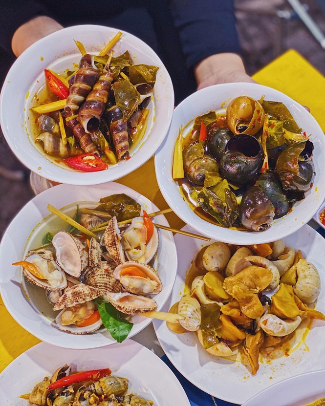 Bạn chọn ăn hải sản “hạt dẻ” vỉa hè hay hải sản kiểu buffet “chanh xả”? - ảnh 1