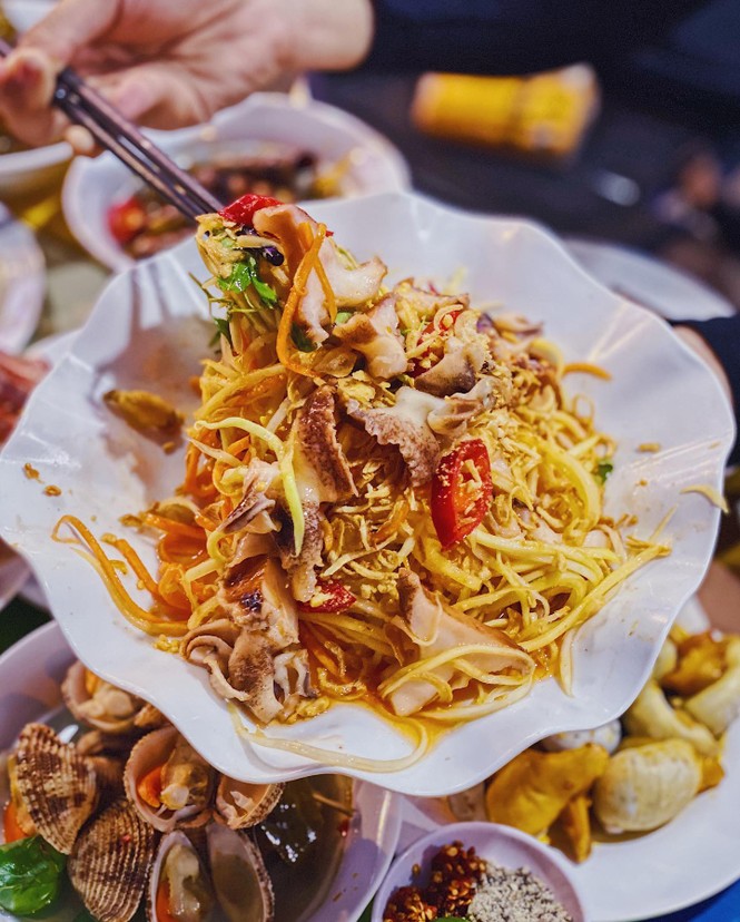 Bạn chọn ăn hải sản “hạt dẻ” vỉa hè hay hải sản kiểu buffet “chanh xả”? - ảnh 2