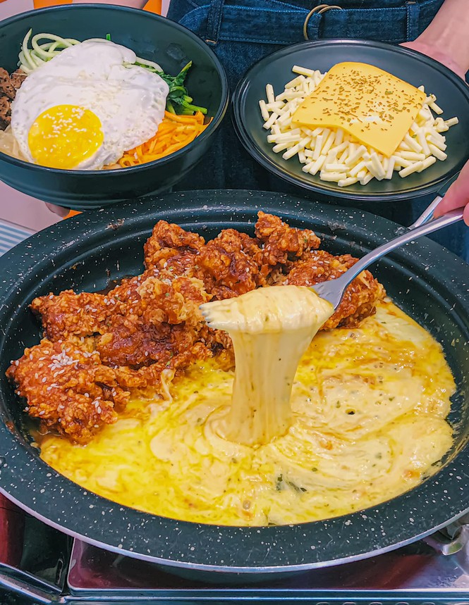 Giờ ăn đến rồi: Chảo gà phô mai siêu tan chảy “đọ sắc” cùng thiên đường ốc nướng phô mai - ảnh 1