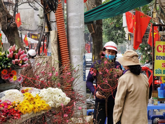 Hà Nội phố: Tết đã ùa về, thật ấm áp và bình yên trên Phố Cổ - ảnh 2