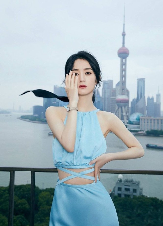 “Bà mẹ một con” Triệu Lệ Dĩnh vừa xuất hiện đã khiến Weibo dậy sóng với vòng eo con kiến - ảnh 1