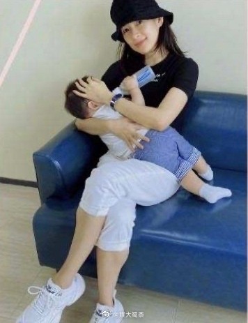 Minh tinh quốc tế Chương Tử Di lần đầu khoe ảnh cận mặt quý tử - ảnh 2