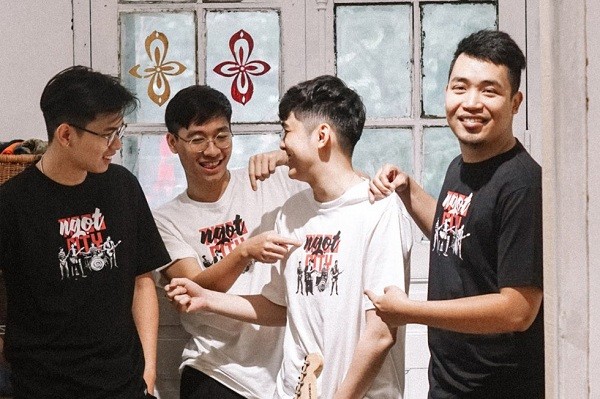 Trong thế giới fangirl: Ngọt là những anh hàng xóm đến để thế giới của tôi bớt cô đơn - ảnh 2