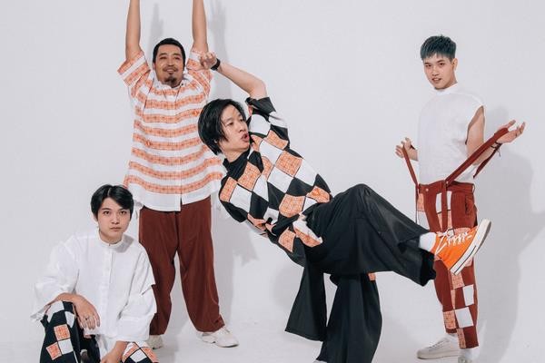 Trong thế giới fangirl: Ngọt là những anh hàng xóm đến để thế giới của tôi bớt cô đơn - ảnh 1