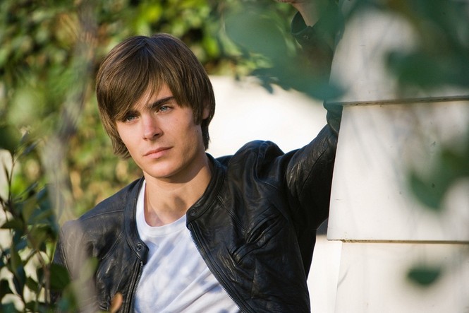 So với phim gốc “17 Again”, bản remake “18 Again” giống và khác những điểm nào - ảnh 1