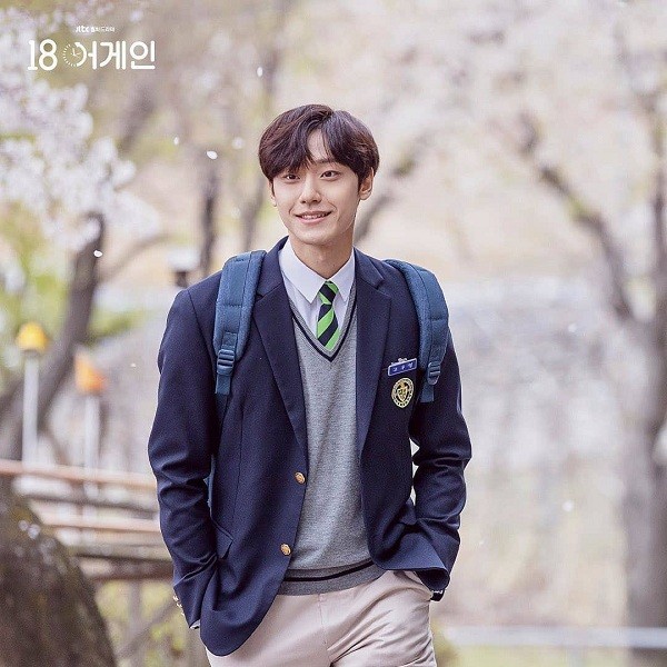 So với phim gốc “17 Again”, bản remake “18 Again” giống và khác những điểm nào - ảnh 4