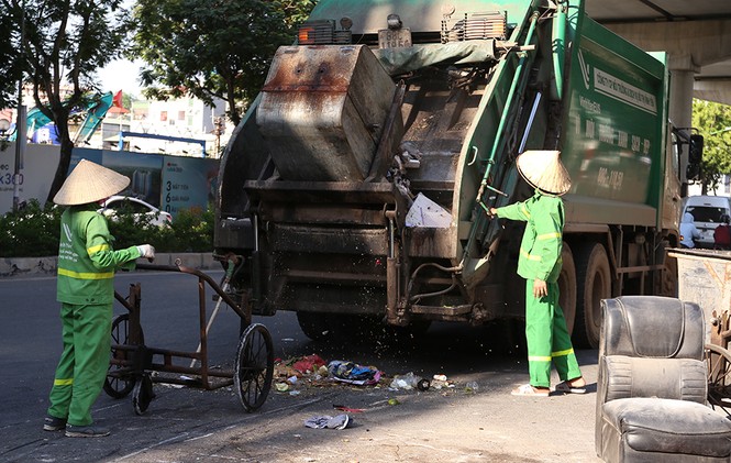 Lao công 'vật lộn' với rác thải ùn ứ, chất đống ở Hà Nội - ảnh 9