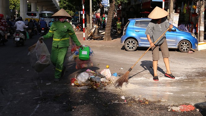 Lao công 'vật lộn' với rác thải ùn ứ, chất đống ở Hà Nội - ảnh 11