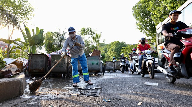 Lao công 'vật lộn' với rác thải ùn ứ, chất đống ở Hà Nội - ảnh 1