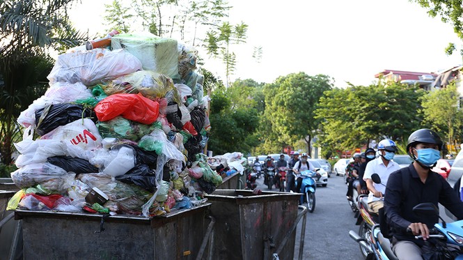 Lao công 'vật lộn' với rác thải ùn ứ, chất đống ở Hà Nội - ảnh 2