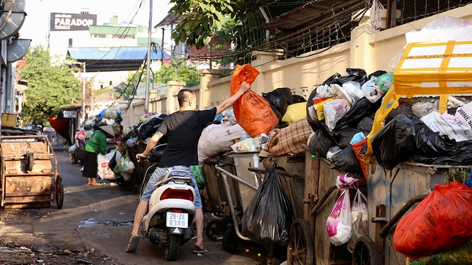 Lao công 'vật lộn' với rác thải ùn ứ, chất đống ở Hà Nội - ảnh 3