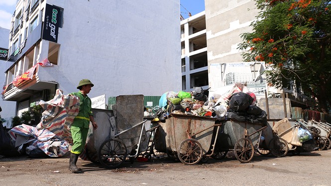 Lao công 'vật lộn' với rác thải ùn ứ, chất đống ở Hà Nội - ảnh 4