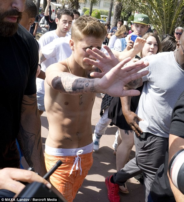 Justin Bieber cởi trần dạo phố, khoe đầy hình xăm - ảnh 7
