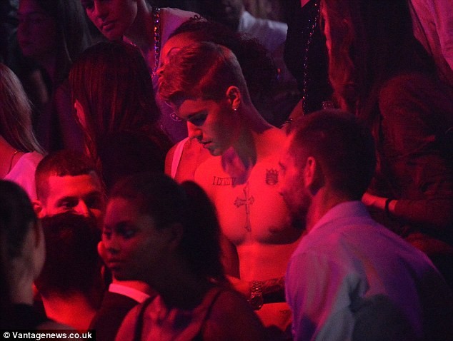 Justin Bieber cởi trần dạo phố, khoe đầy hình xăm - ảnh 8