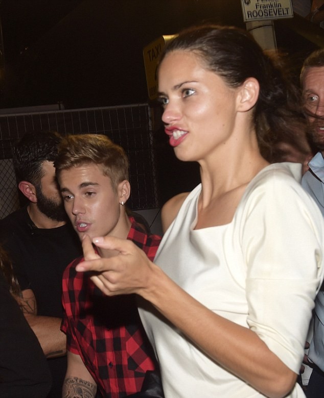 Justin Bieber cởi trần dạo phố, khoe đầy hình xăm - ảnh 9