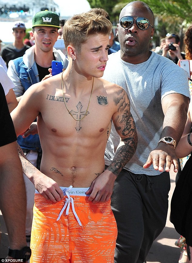 Justin Bieber cởi trần dạo phố, khoe đầy hình xăm - ảnh 2