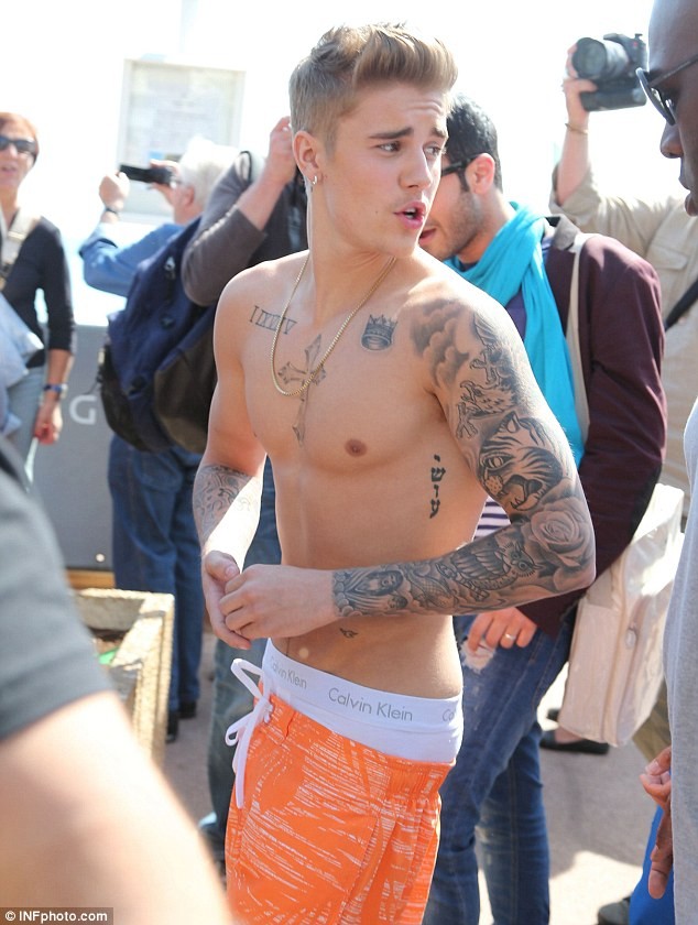 Justin Bieber cởi trần dạo phố, khoe đầy hình xăm - ảnh 3
