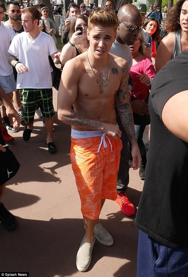 Justin Bieber cởi trần dạo phố, khoe đầy hình xăm - ảnh 4